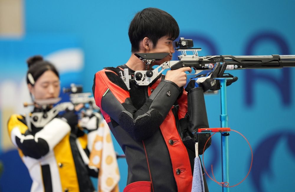 中国组合黄雨婷/盛李豪摘得巴黎奥运会首金！