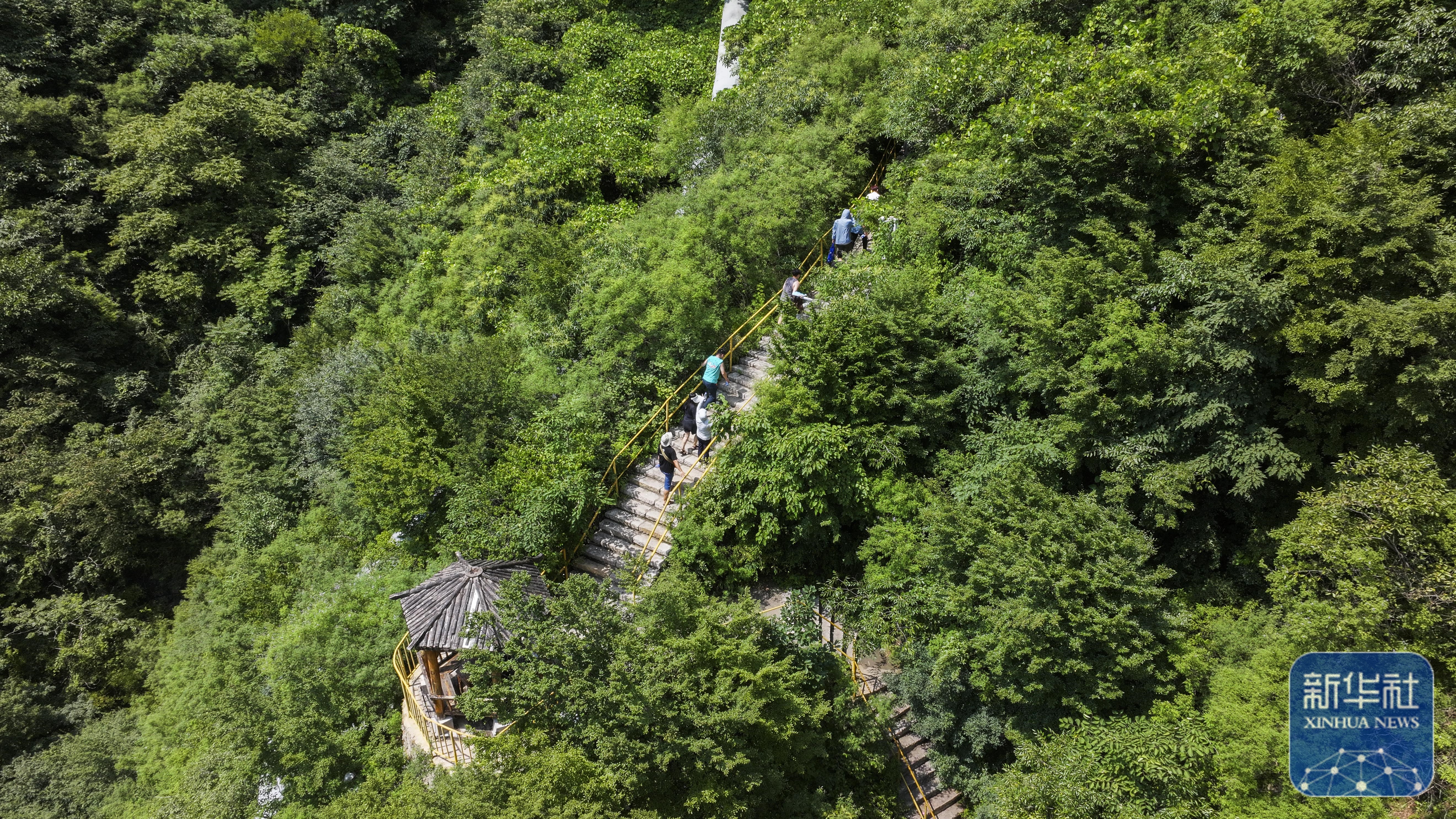 8月10日,游客在河北省承德市兴隆县安子岭乡天桥峪景区登山观景(无人