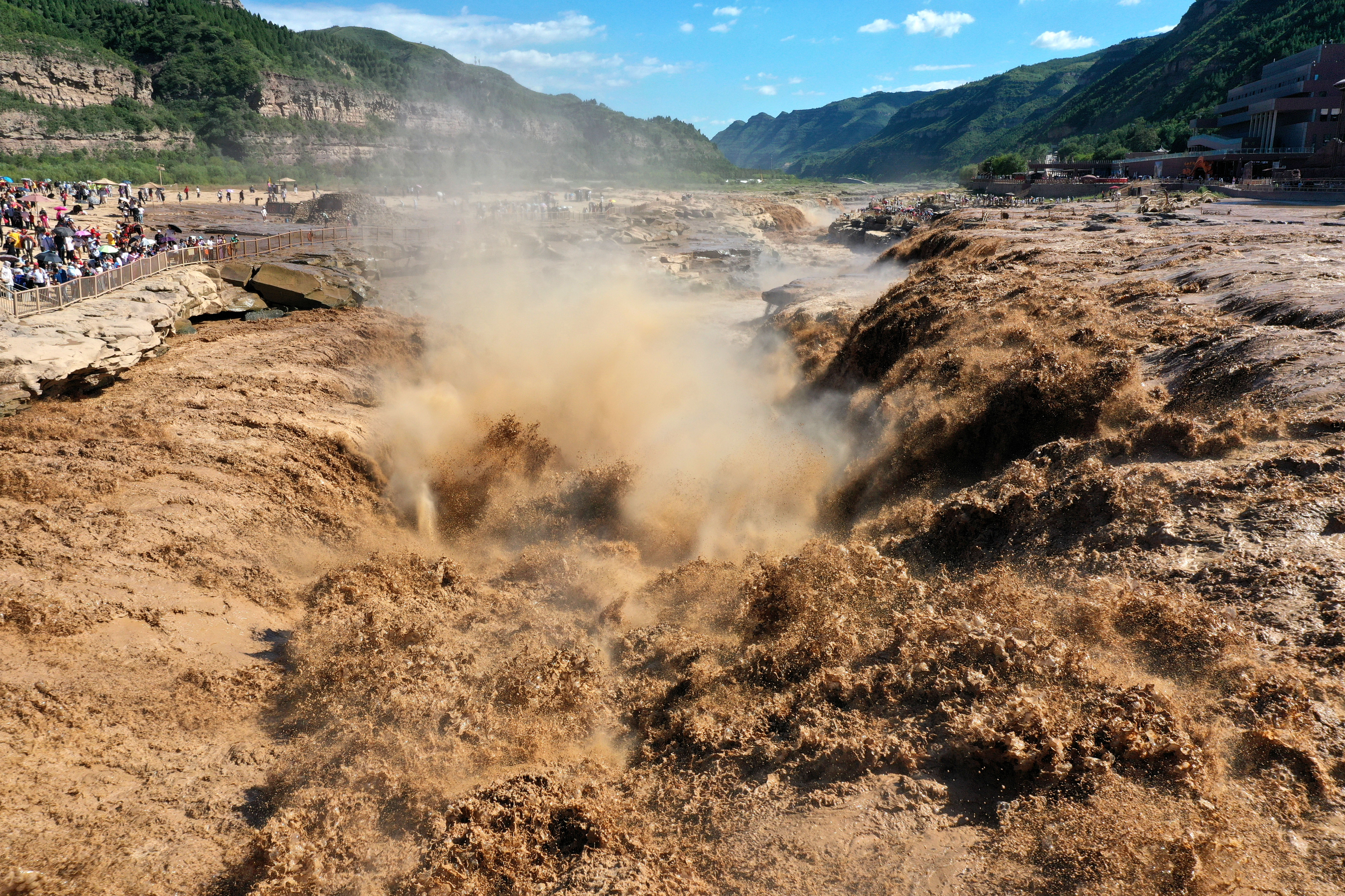 洪峰过境 黄河壶口瀑布现水岸齐平景观