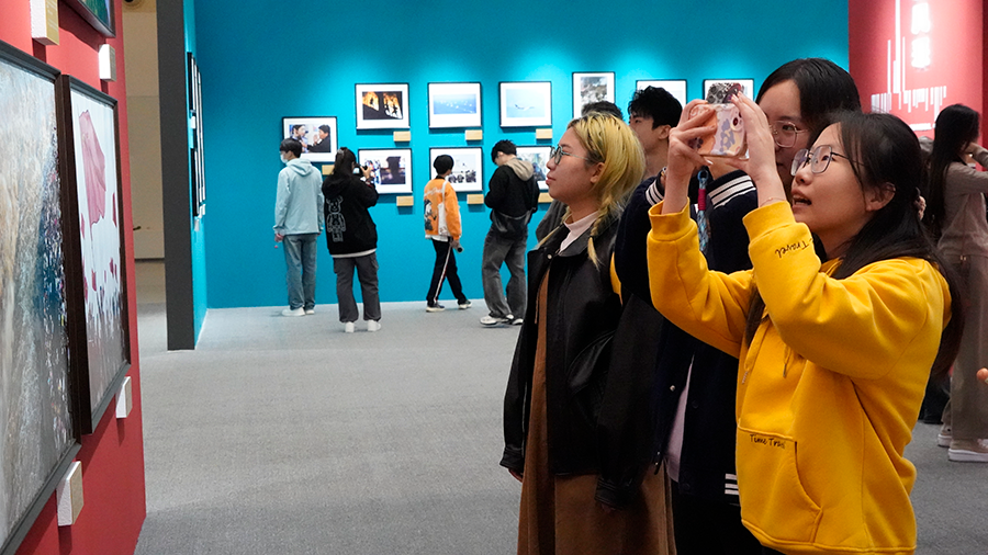 “国社之镜·世纪光影”新华社新闻摄影展山东分展开展