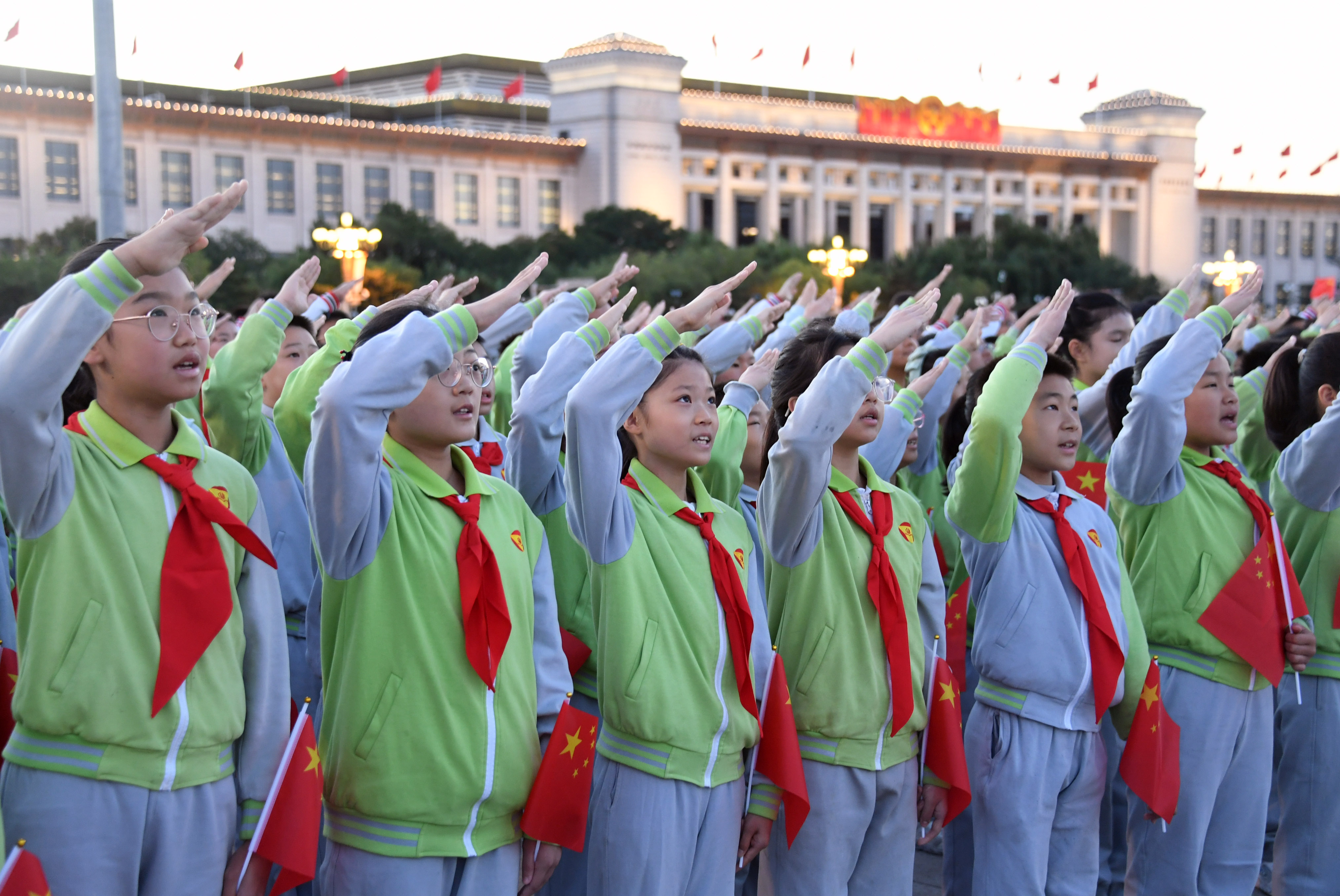 这是少先队员向国旗敬礼