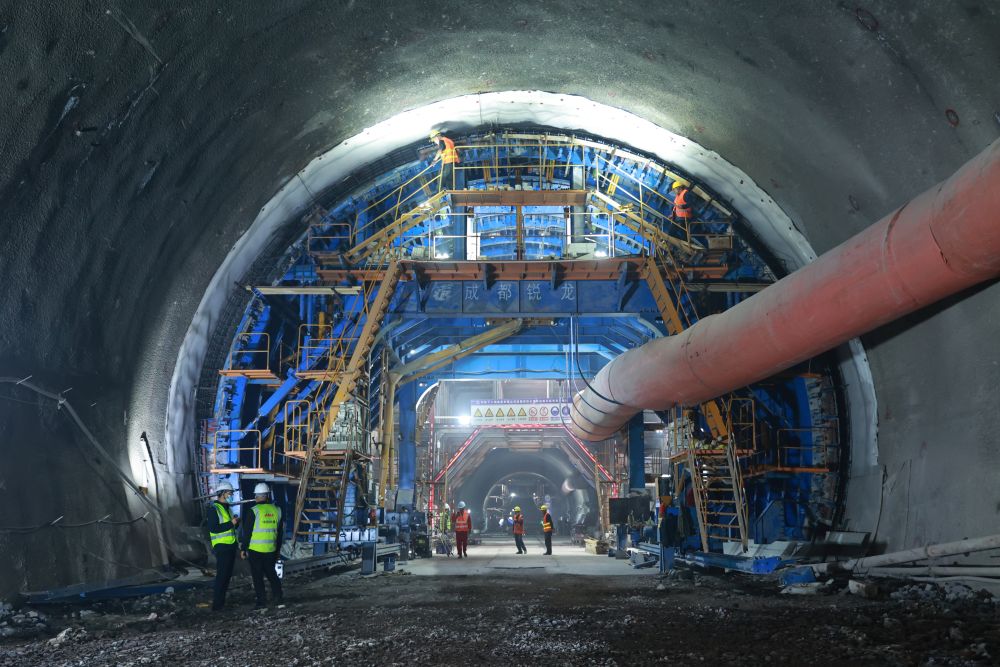 渝昆高铁长水机场隧道建设取得新突破