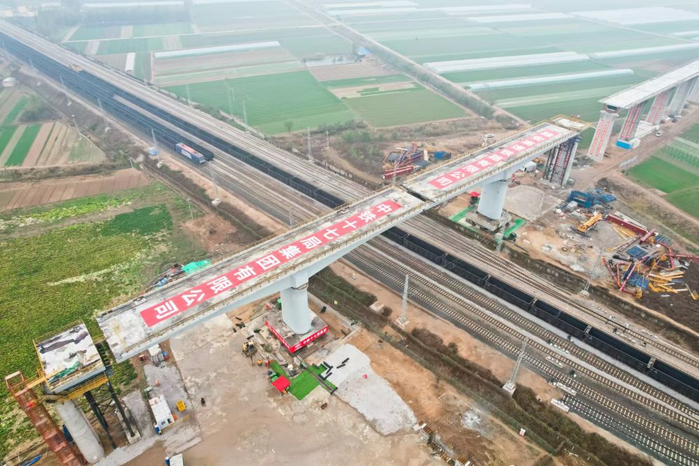 雄商高铁聊城特大桥上跨邯济铁路连续梁成功转体