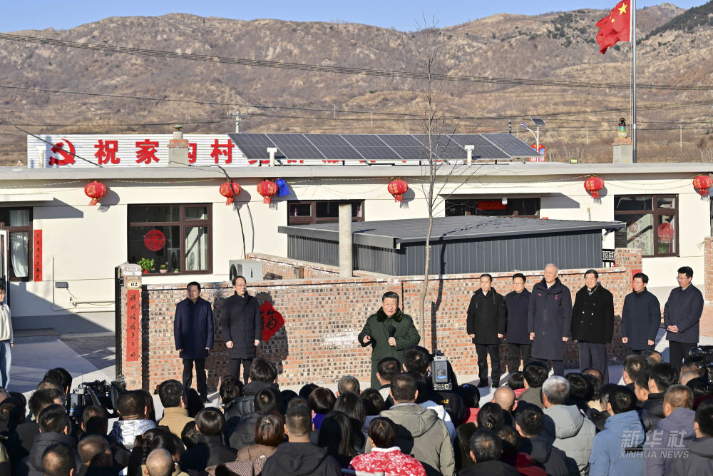 習(xí)近平在遼寧葫蘆島市看望慰問(wèn)受災(zāi)群眾