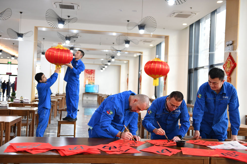 一带一路故事绘 | 中东国家共建“一带一路”项目上的中国年味