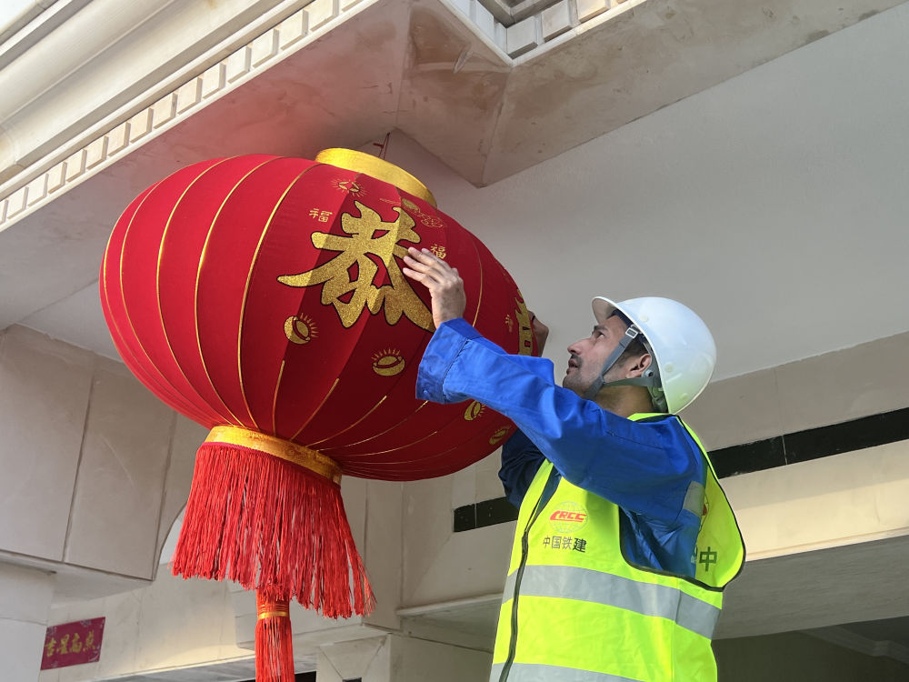 一带一路故事绘 | 中东国家共建“一带一路”项目上的中国年味