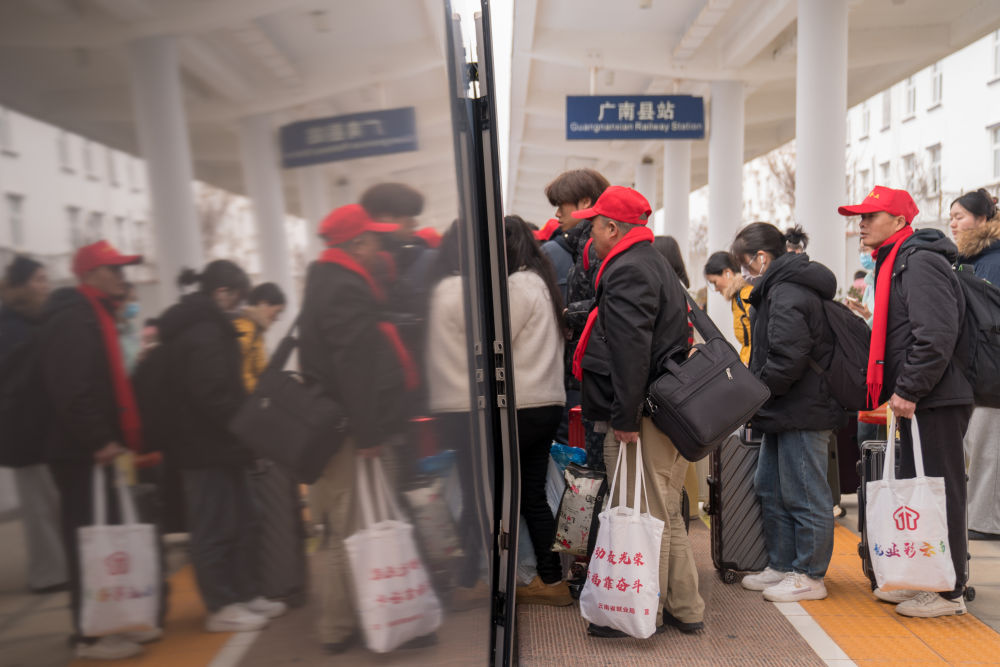 满载生活的希望出发——云南铁路开行务工专列助力“点对点”返岗复工