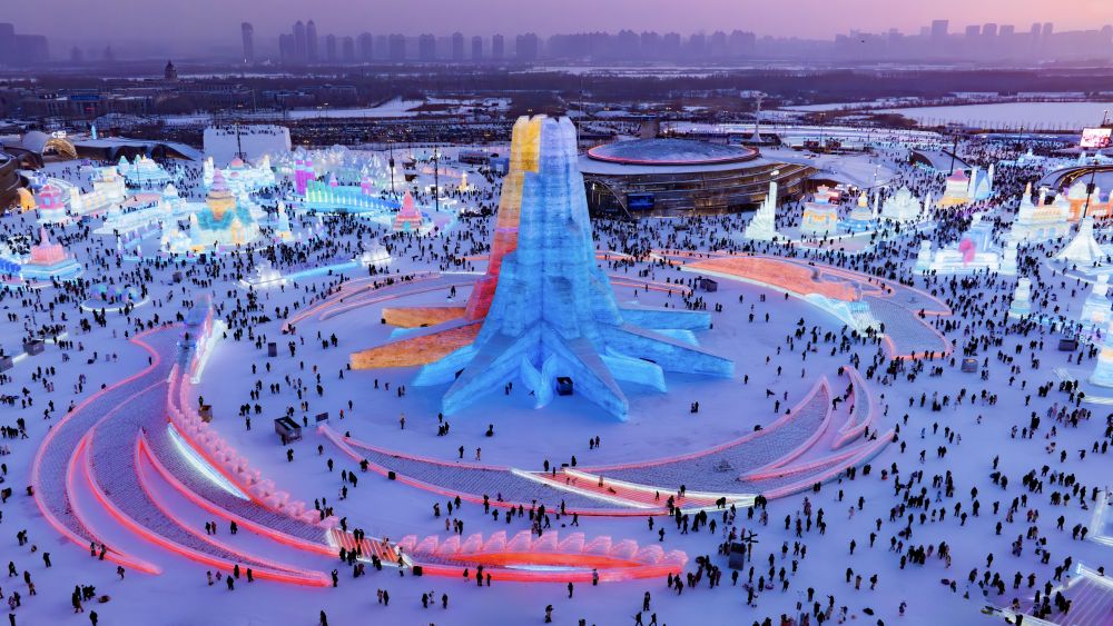 新华全媒+|刷新纪录！第26届哈尔滨冰雪大世界游客量超356万人次
