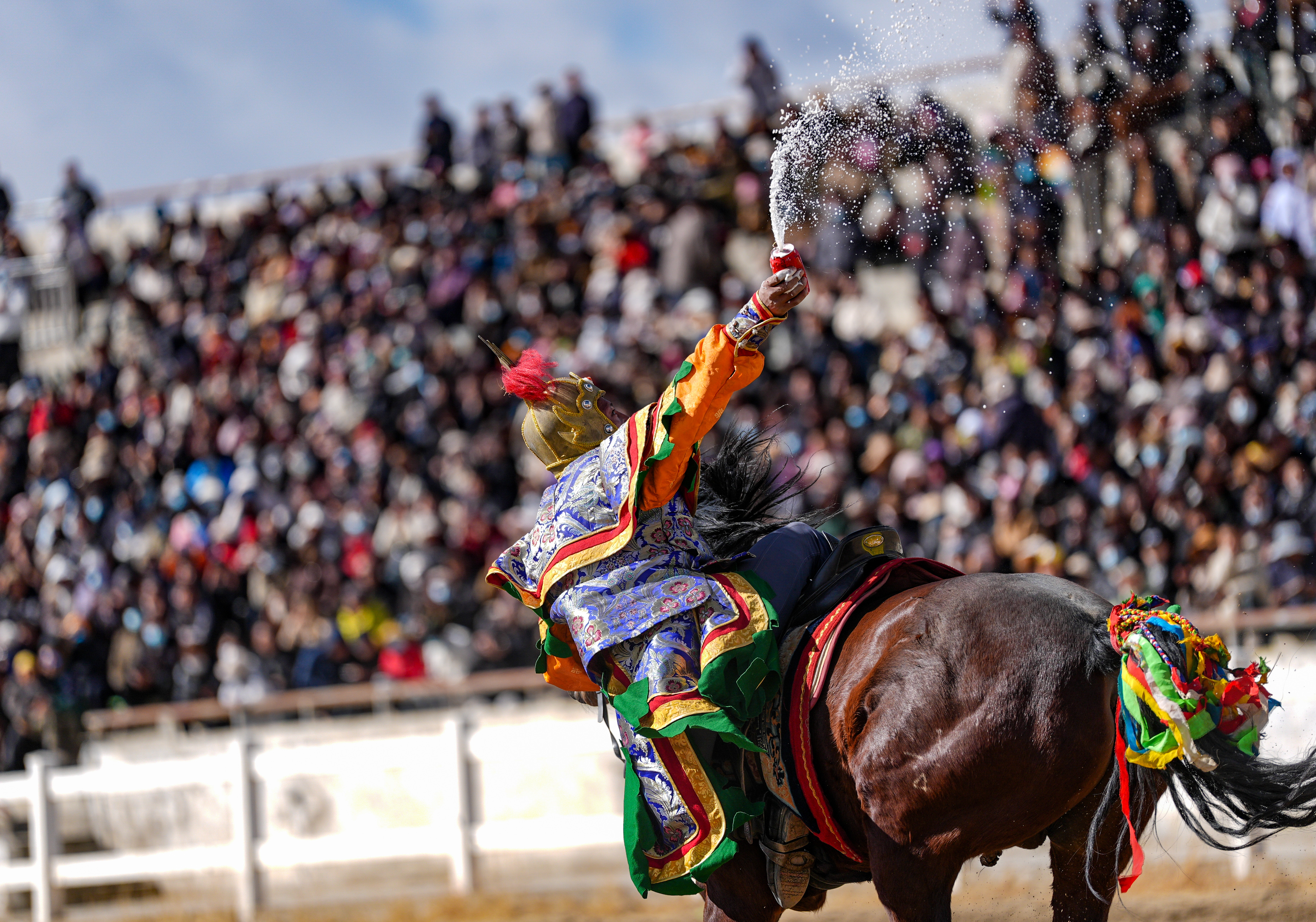 藏历新年初三民族传统马术表演暨民族赛马活动在拉萨市北郊赛马场举行