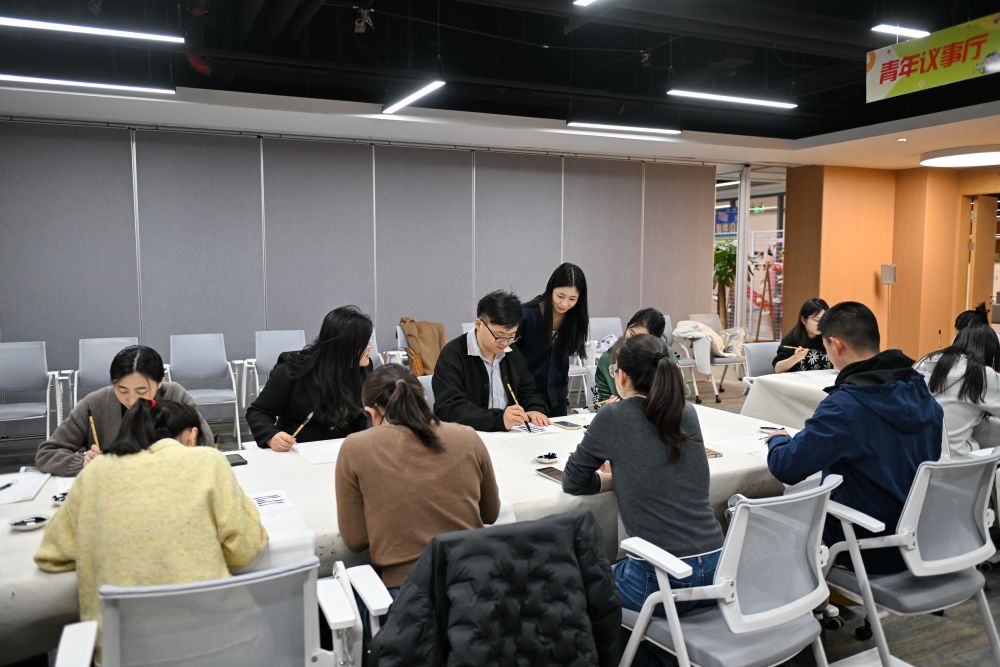 雄安之妙：学夜幕下的“充电站”雷火竞技app(图3)