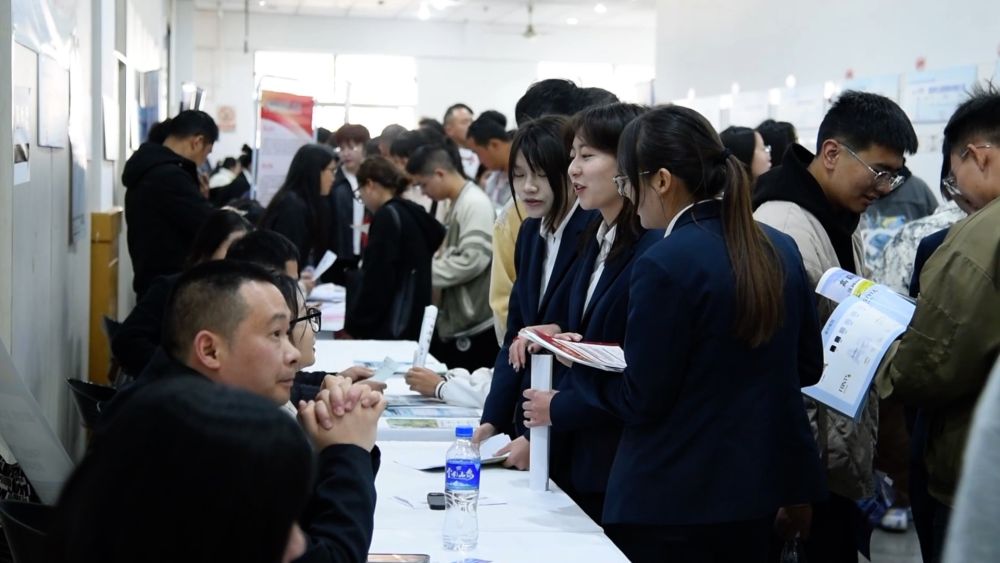 新华全媒+｜完善政策机制 唱好促进就业“开场戏”