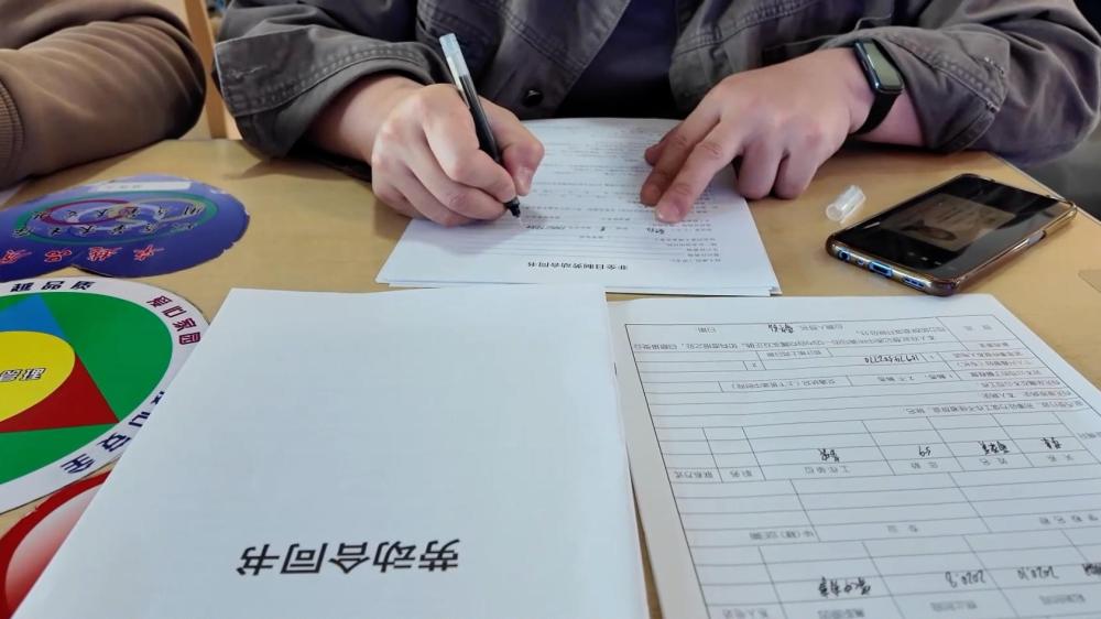 新华全媒+|完善政策机制 唱好促进就业“开场戏”