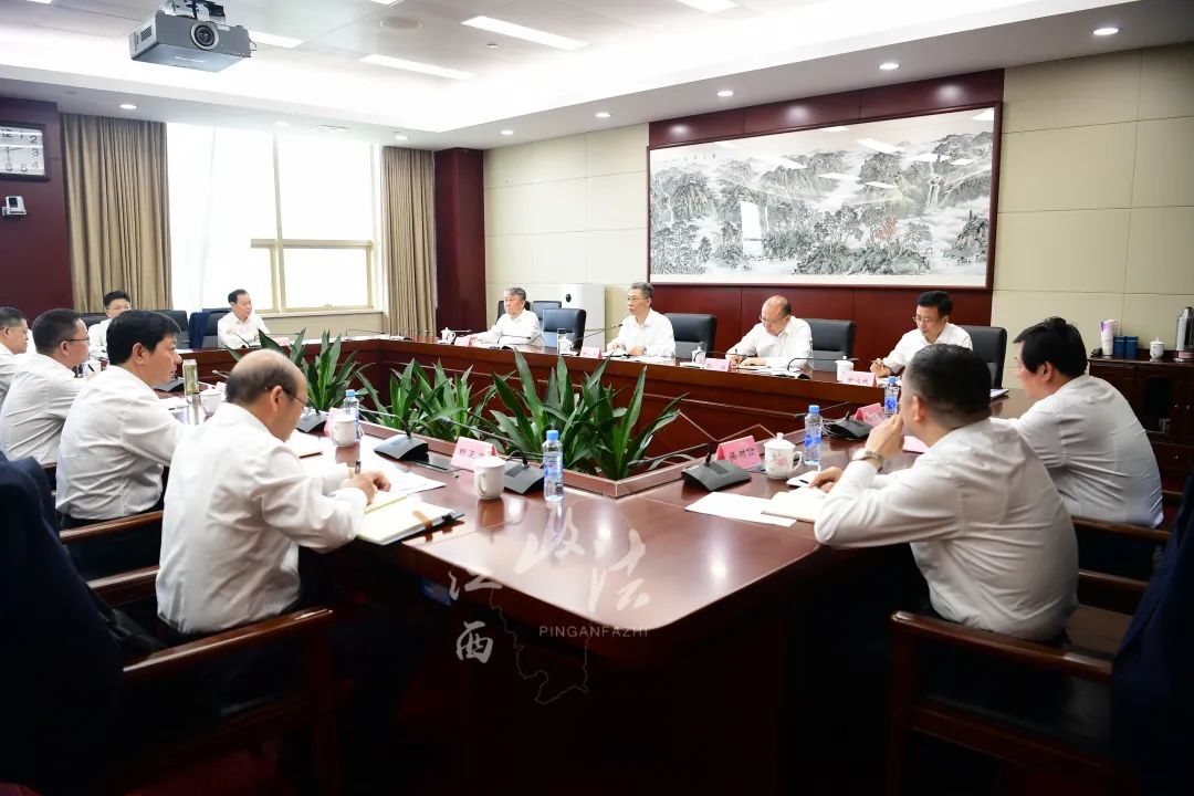 罗小云与设区市党委政法委书记开展集体政治谈话