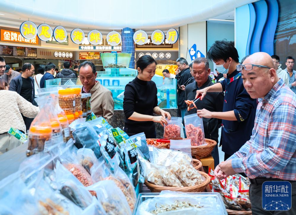 中國海警艦艇編隊(duì)5月14日在我釣魚島領(lǐng)海巡航