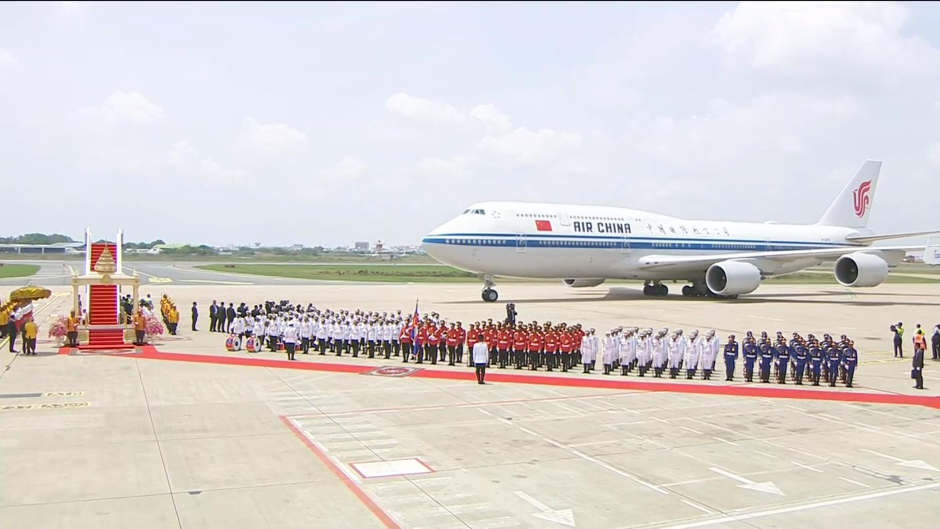 新华社快讯：国家主席习近平出席柬埔寨国王西哈莫尼举行的欢迎仪式