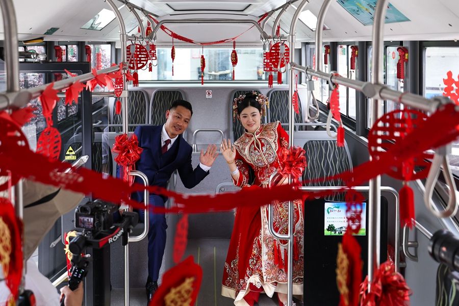 从新中式到二次元，当年轻人“爆改”婚礼