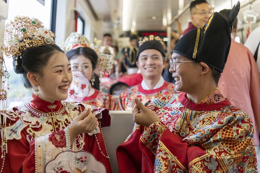 从新中式到二次元，当年轻人“爆改”婚礼