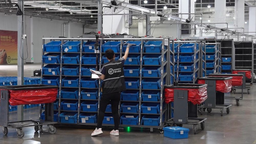 回收箱闲置、“套娃式”打包、甲醛超标……快递包装“增绿”“瘦身”为何步履艰难？