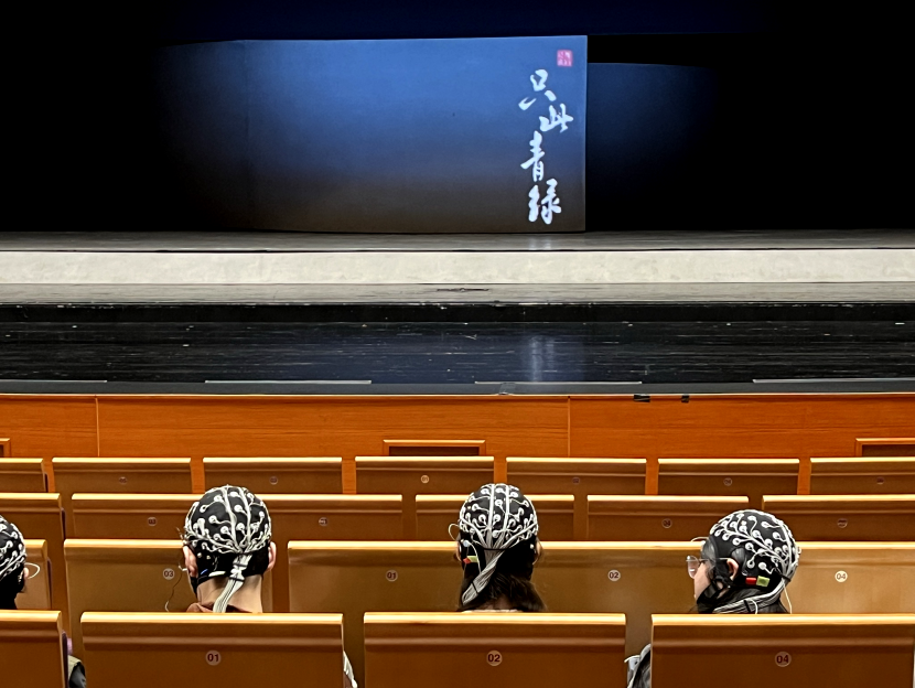 为何“现场观影更打动人”？清华“神奇发帽”剧场实验为你揭秘！