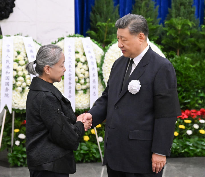 Xu Qiliang同志的尸体在北京进行了摄影，其余的