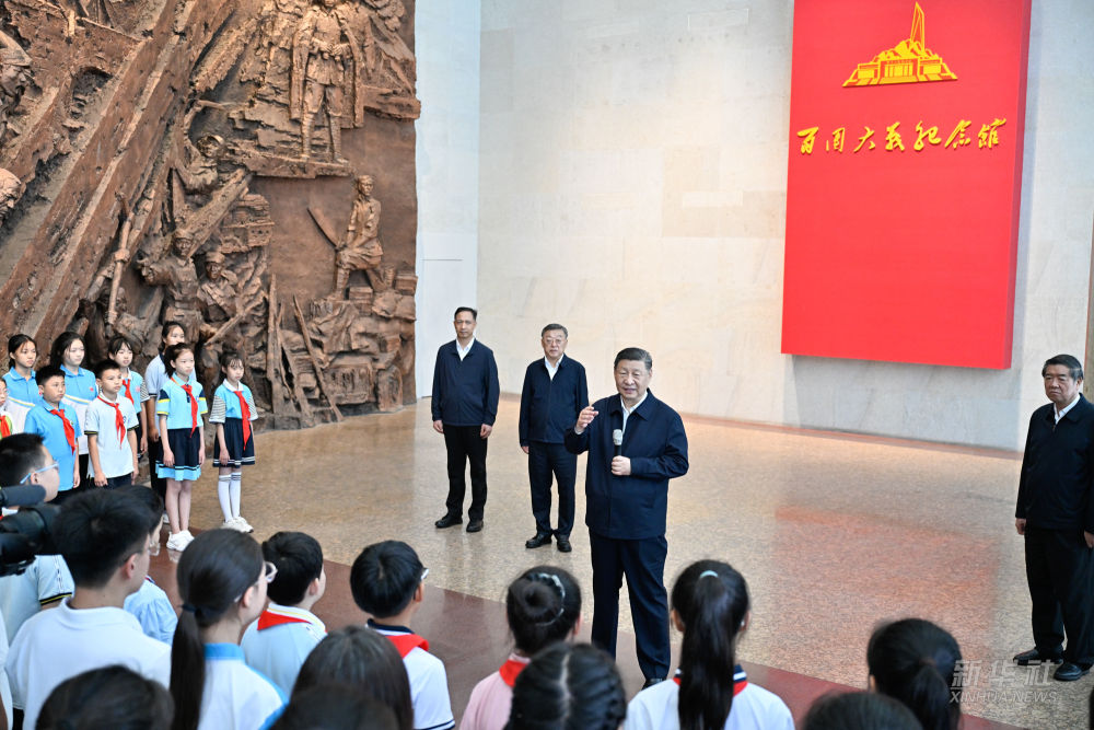 新华图讯|习近平在山西阳泉市向抗战烈士敬献花篮并参观百团大战纪念馆