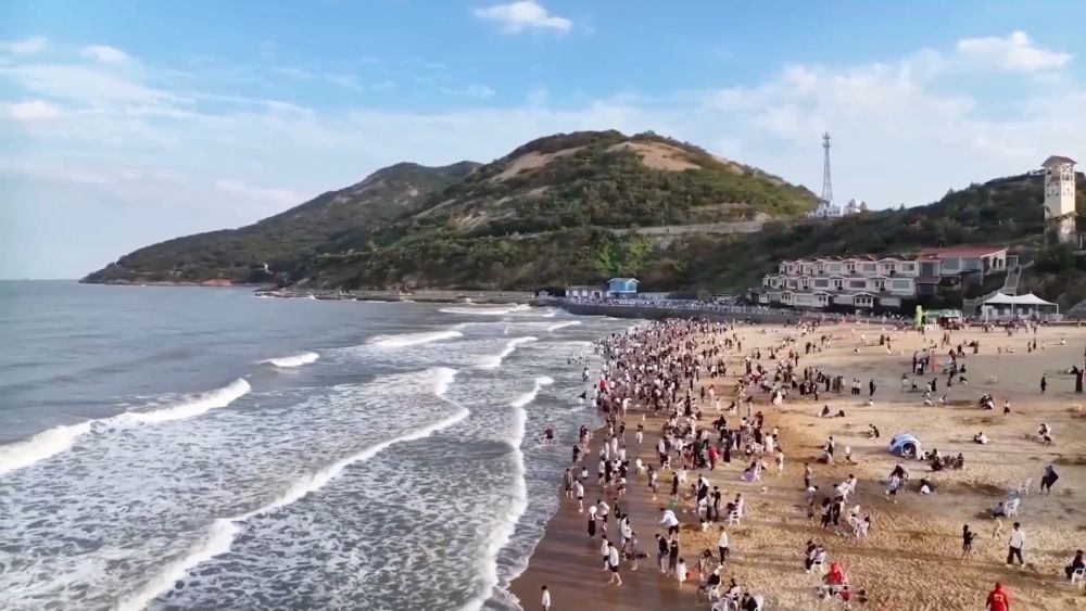 新华视点｜暑期消费“热”起来 多地业态创新点燃夏日经济引擎