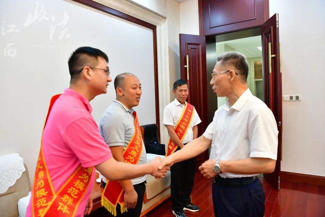 我省第十五届全国见义勇为英雄模范载誉归来  罗小云会见并讲话