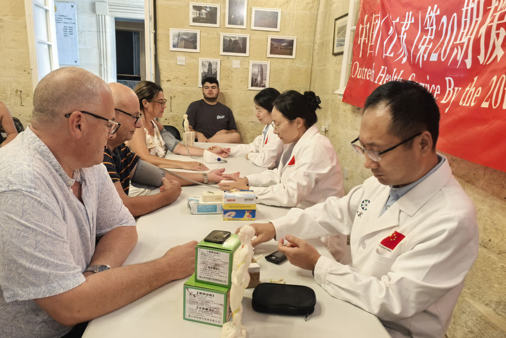中国援马耳他医疗队为科斯皮夸市民举办中医讲座及义诊活动