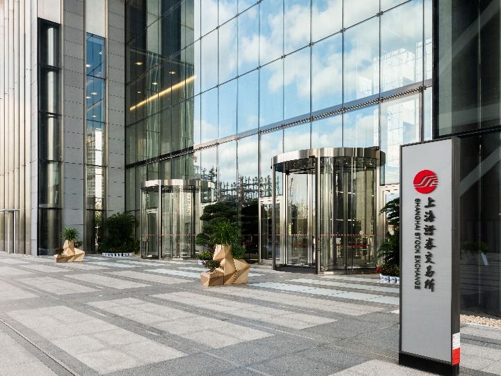 A股上市公司密集发布上半年业绩预告 多行业表现亮眼