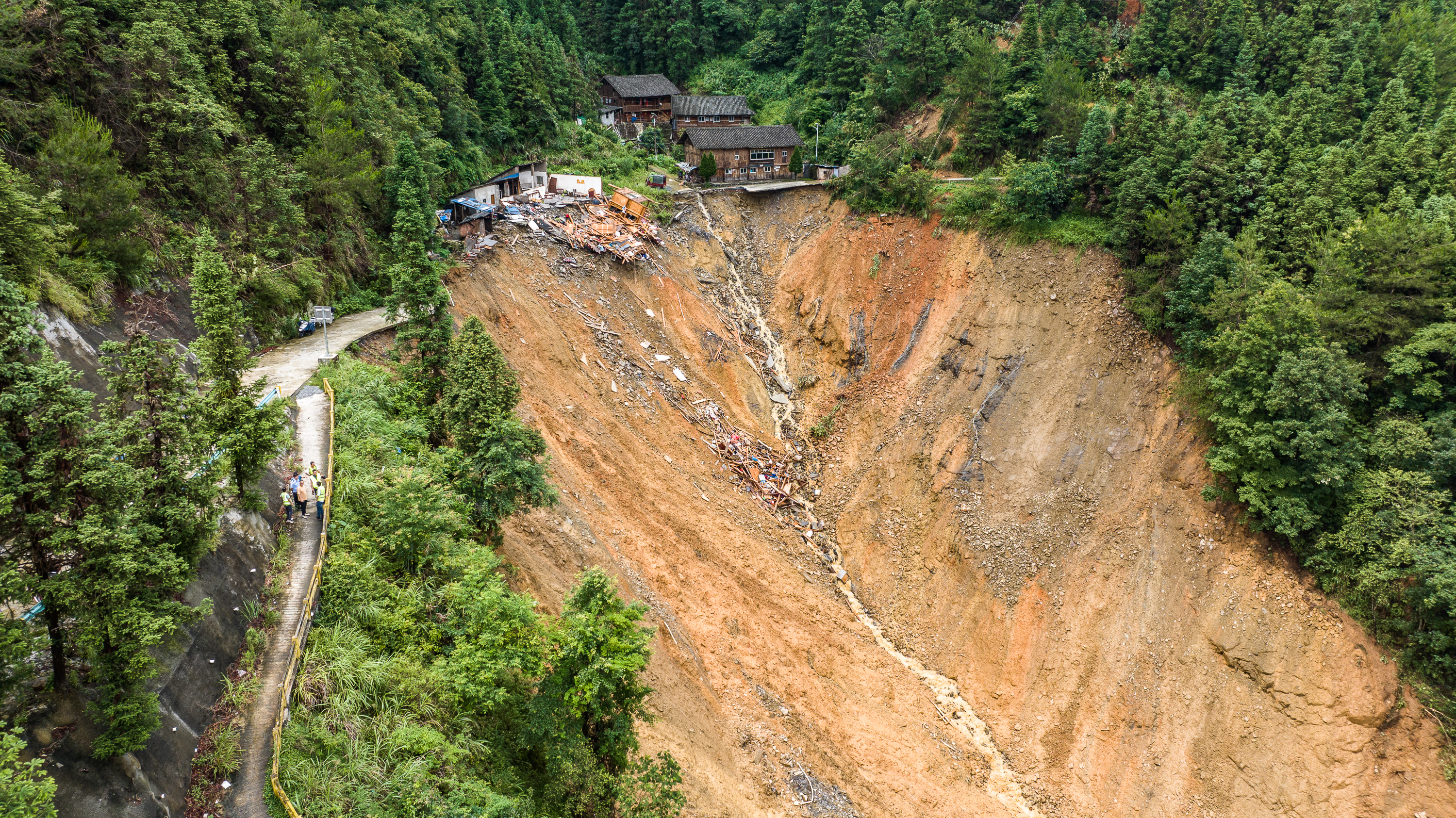 与时间竞争：超过200辆汽车在进入破碎的桥之前