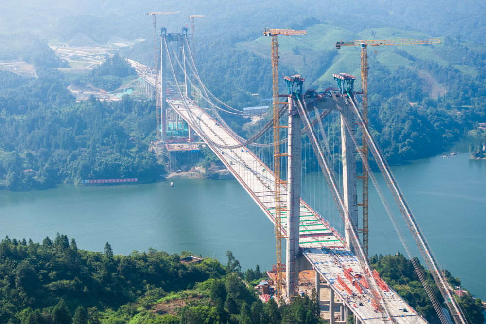 张官高速洞庭溪沅水特大桥顺利合龙