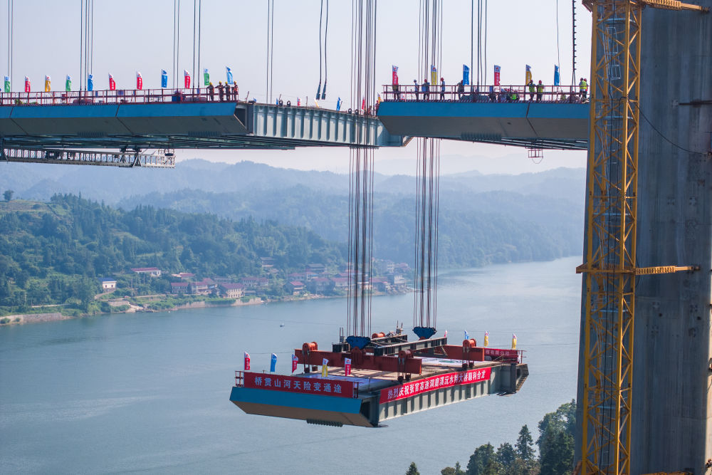 张官高速洞庭溪沅水特大桥顺利合龙