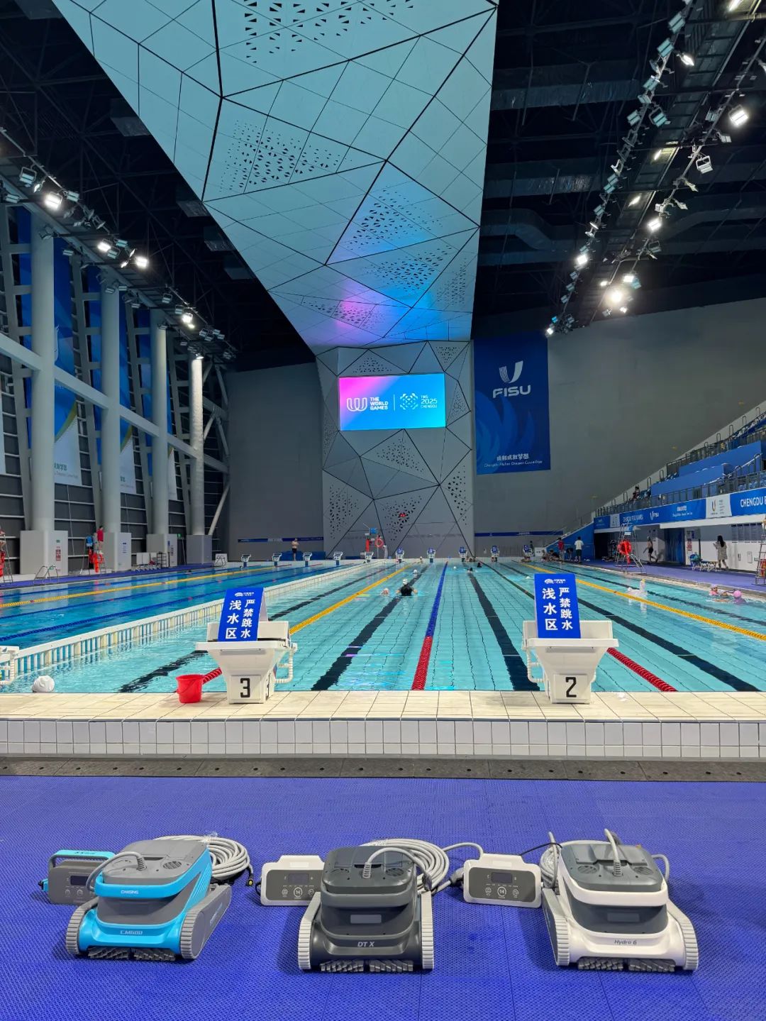 圖為泳池清潔機(jī)器人設(shè)備。世運(yùn)會(huì)皮艇球項(xiàng)目在簡(jiǎn)陽(yáng)文體中心游泳館開(kāi)賽，體驗(yàn)賽事期間場(chǎng)館投入了泳池清潔機(jī)器人設(shè)備，成都借助這一系統(tǒng)，世運(yùn)我從1980年第一次來(lái)到中國(guó)，隱形賽場(chǎng)世運(yùn)會(huì)沙灘手球項(xiàng)目比賽在興隆湖沙灘賽場(chǎng)進(jìn)行。科技成都體育學(xué)院三岔湖校區(qū)游泳館安裝了智能游泳出發(fā)臺(tái)。重塑走近由受訪者供圖</p><p style=