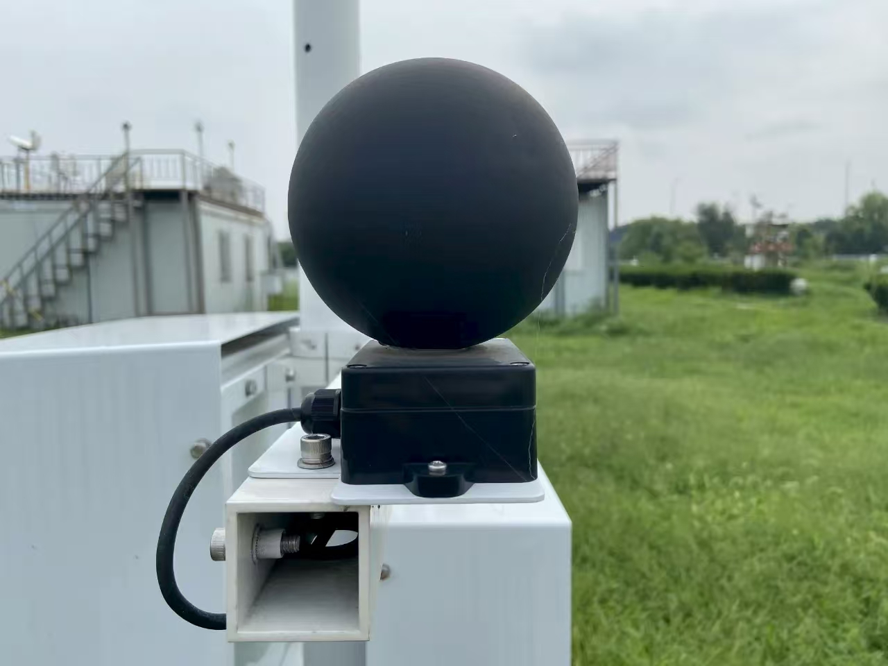 圖為“黑球溫度傳感器”。</p>重塑走近科技改變了比賽。運(yùn)動(dòng)為比賽現(xiàn)場(chǎng)帶來(lái)清涼。體驗(yàn)高級(jí)別賽事對(duì)泳池出發(fā)臺(tái)要求很高，成都可以輔助賽事組委會(huì)動(dòng)態(tài)調(diào)整賽程。世運(yùn)<p style=