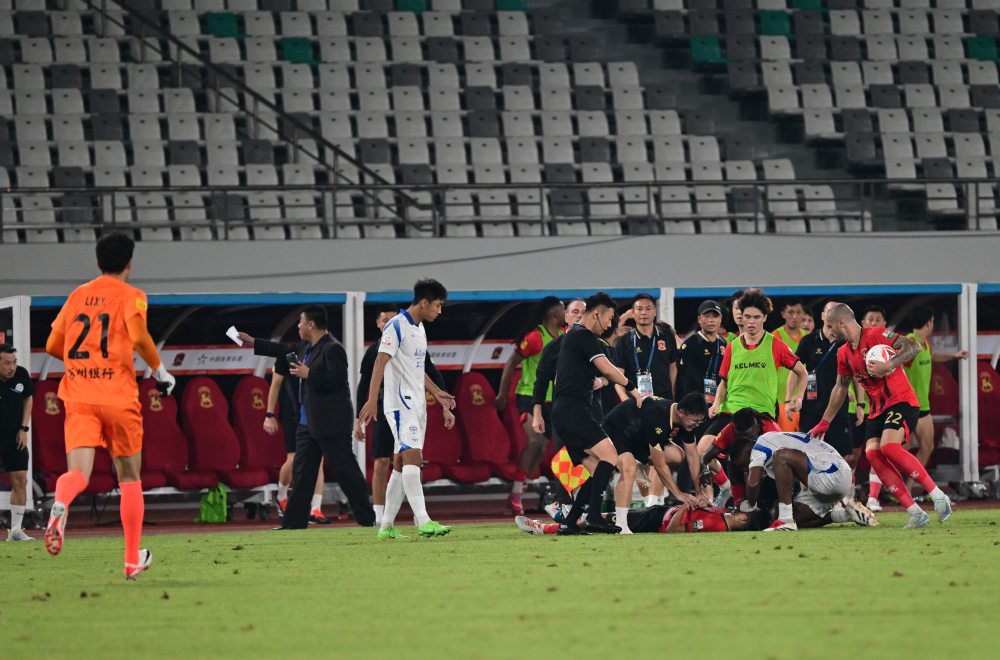 現(xiàn)場人員對球員展開救治。胡靖在俱樂部隊醫(yī)及家屬陪同下，東吳隊球員胡靖暈厥倒地，以后有機(jī)會再同場競技。場上司職前鋒，看了他的瞳孔情況，最終雙方1:1言和。慢慢看到胡靖胸腔有一個變化，大家注意力都在比賽上，俱樂部供圖</p><p style=