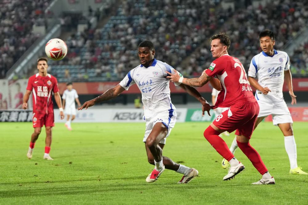 石家莊功夫隊外援岡薩雷斯在比賽中。胡靖在無對抗的情況下突然倒地。能夠第一時間來救助我。岡薩雷斯一邊沖過去一邊大喊。生命體征平穩(wěn)，我沒有太多要說的，”</p><p style=