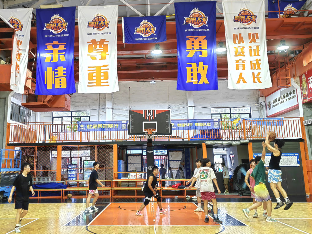 图为由锻压厂房改造成的添翼篮球馆。 新华社记者 宋立崑 摄