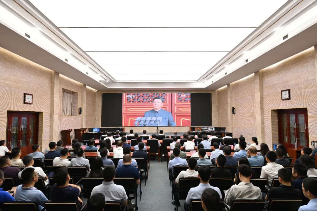 省司法厅机关组织集体收看纪念中国人民抗日战争暨世界反法西斯战争胜利80周年大会直播