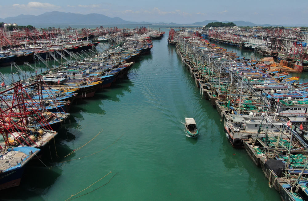 　　9月23日，在广东阳江市海陵岛闸坡国家中间渔港停满了归港避风的渔船（无人机照片）。 新华网记者 邓华 摄