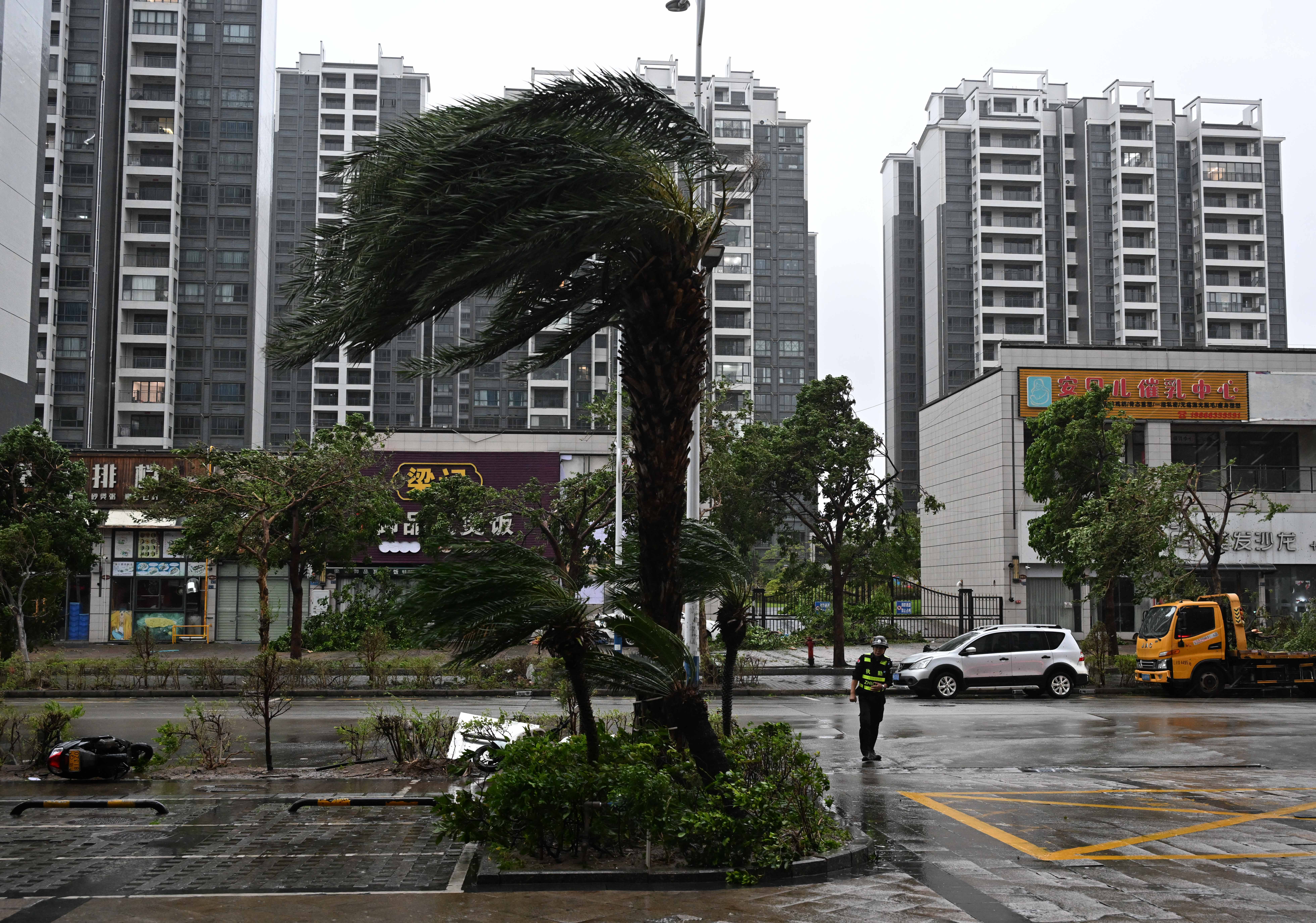 9月24日，在广东阳江市江城区横一起的呐喊一家旅馆外，保安磨难配置装备部署装备部署损毁天气。转移WhatsApp号有效(TG:@Dolphin_Data官网:duofendata.com)全球数据源头数据有效筛选筛号空号检测新华网记者 邓华 摄