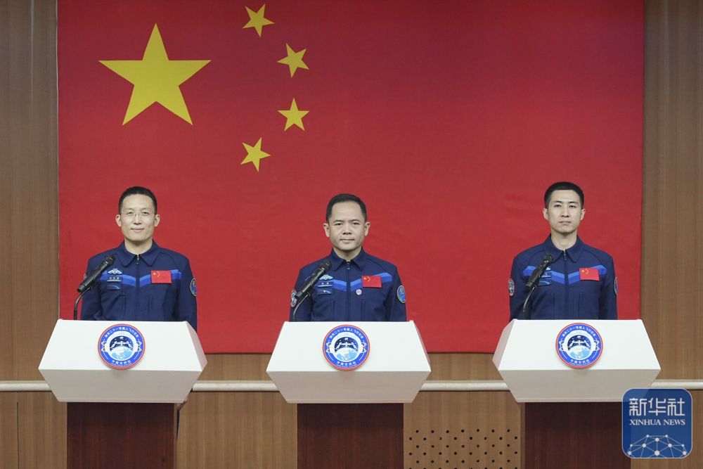 神舟二十一号载人飞行任务航天员与记者见面