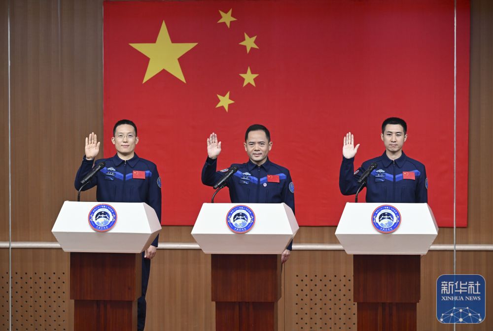 神舟二十一号载人飞行任务航天员与记者见面
