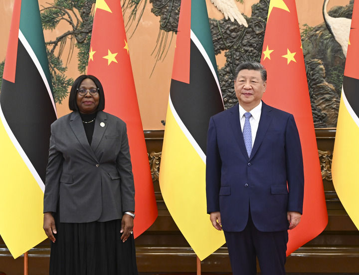 习近平会见莫桑比克总理莱维