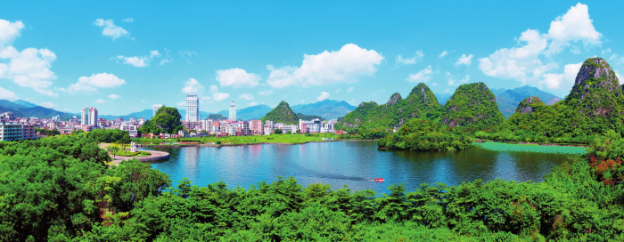 在云浮市城区蟠龙天湖广场,可以看到城中有山、山中有城的绿美云浮(2023年6月摄) 云浮市委宣传部供图