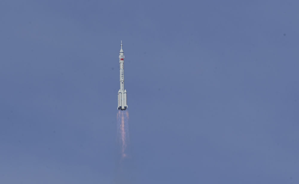 神舟二十二号飞船载货飞赴中国空间站 我国首次应急发射任务取得圆满成功