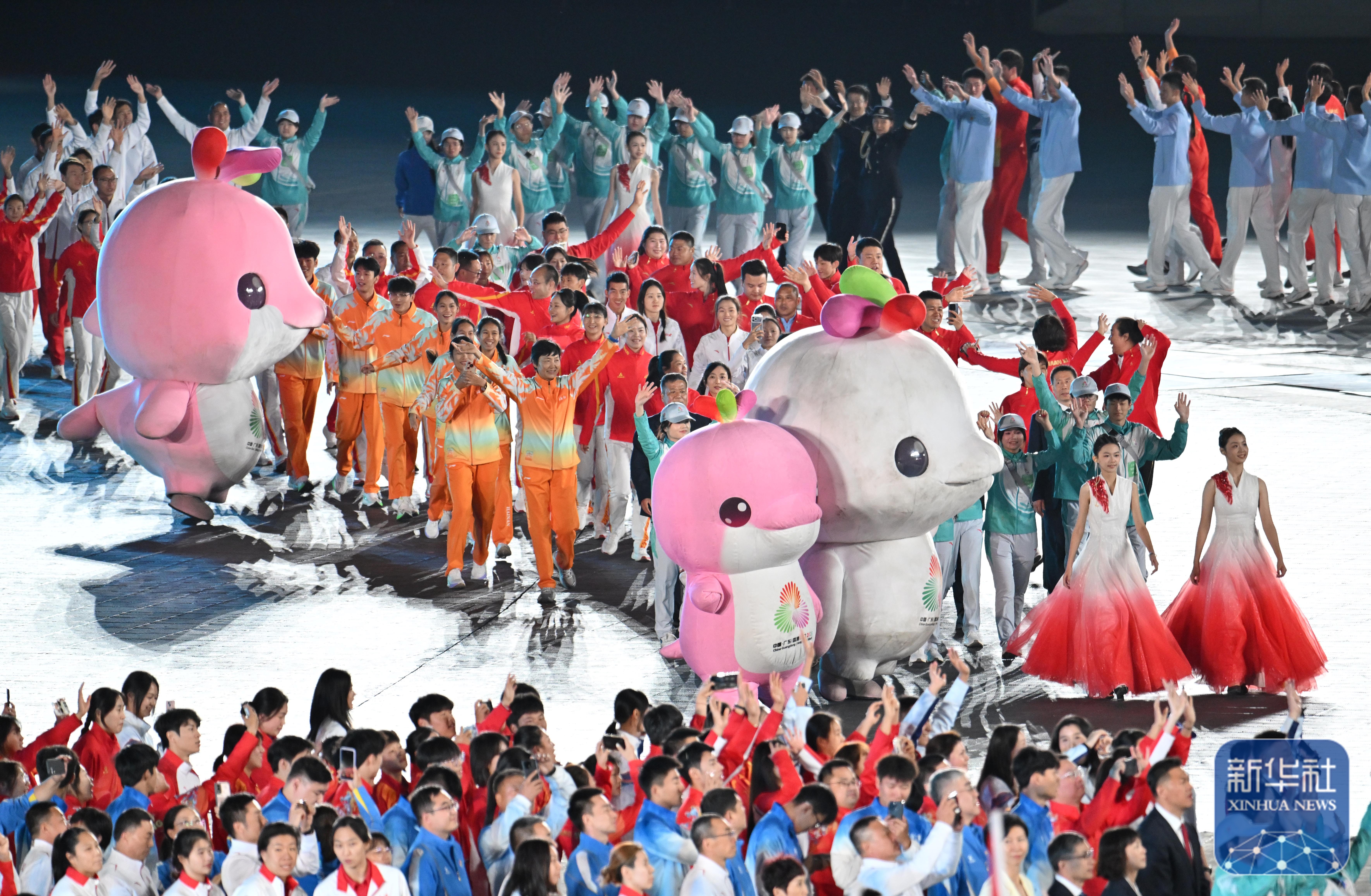 ↑ 参赛团队代表在闭幕式上入场。 新华社记者 李志鹏 摄