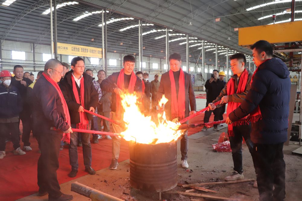 华中地区首条智能化家居岩板生产线点火 华中地区首条智能化家居岩板生产线点火