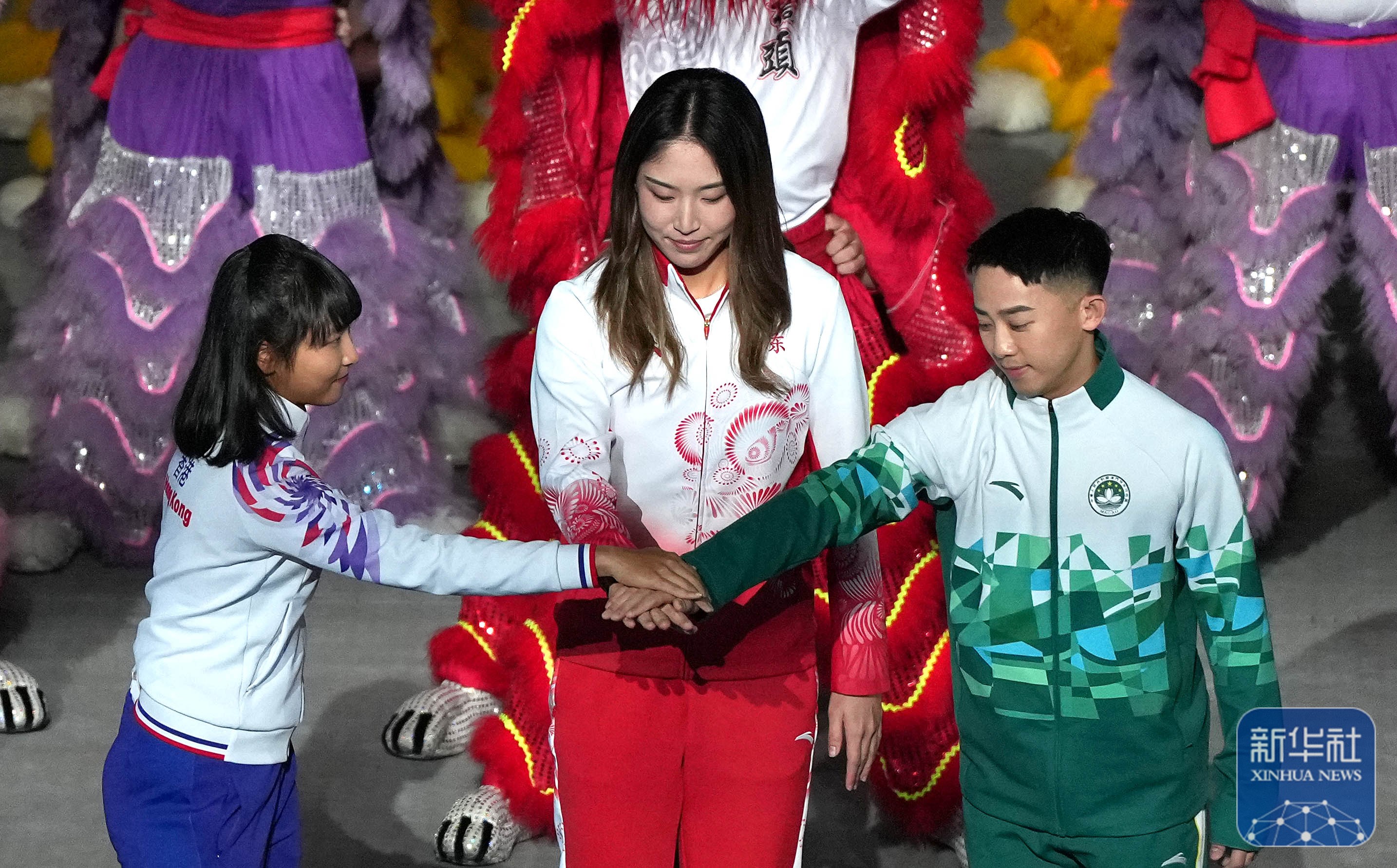 ↑ 广东队运动员王欣瑜(前中)、 新华社记者 连振 摄</p><p style=