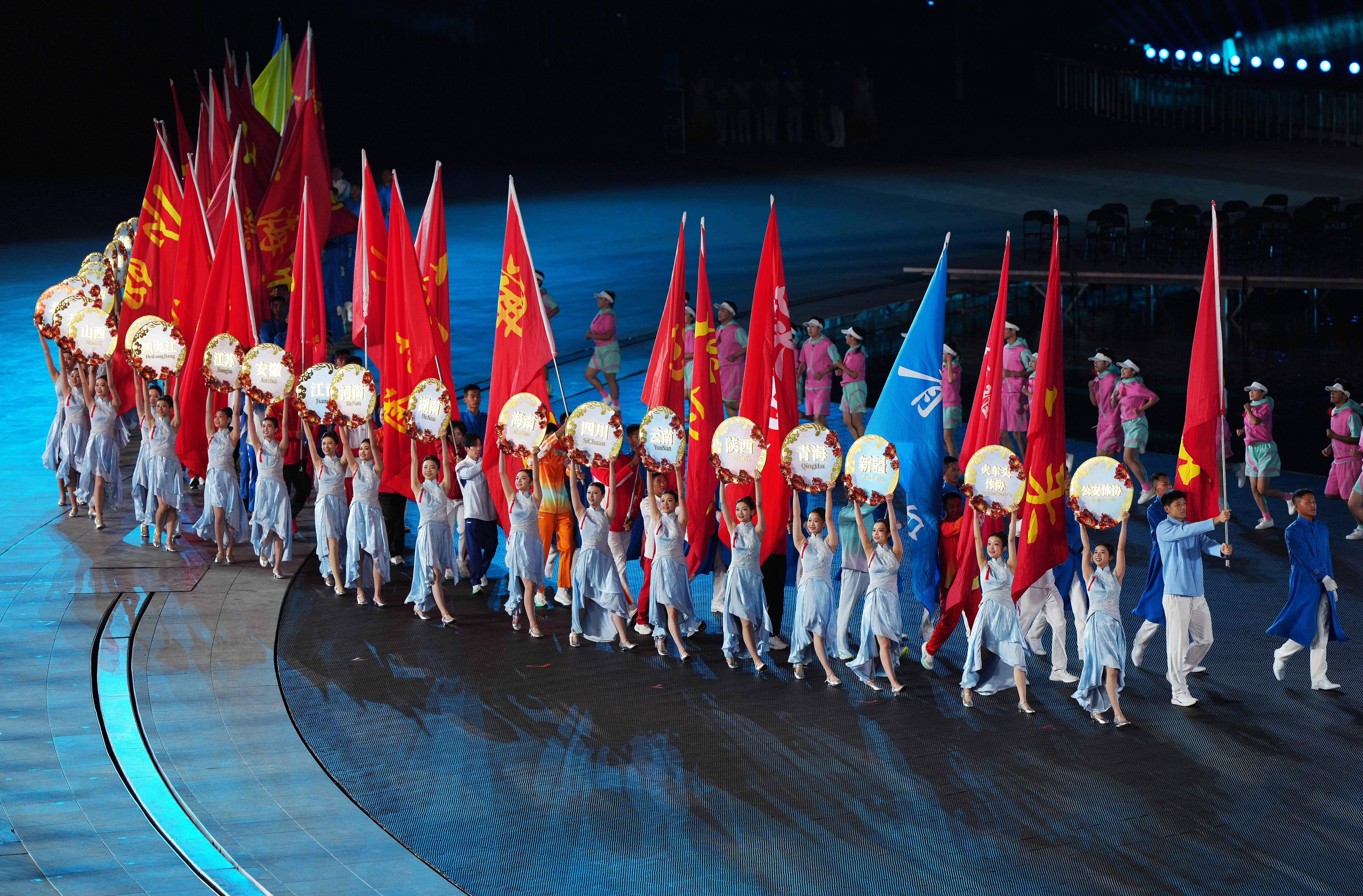 ↑ 参赛代表团代表在闭幕式上入场。 新华社记者 李志鹏 摄</p><p style=