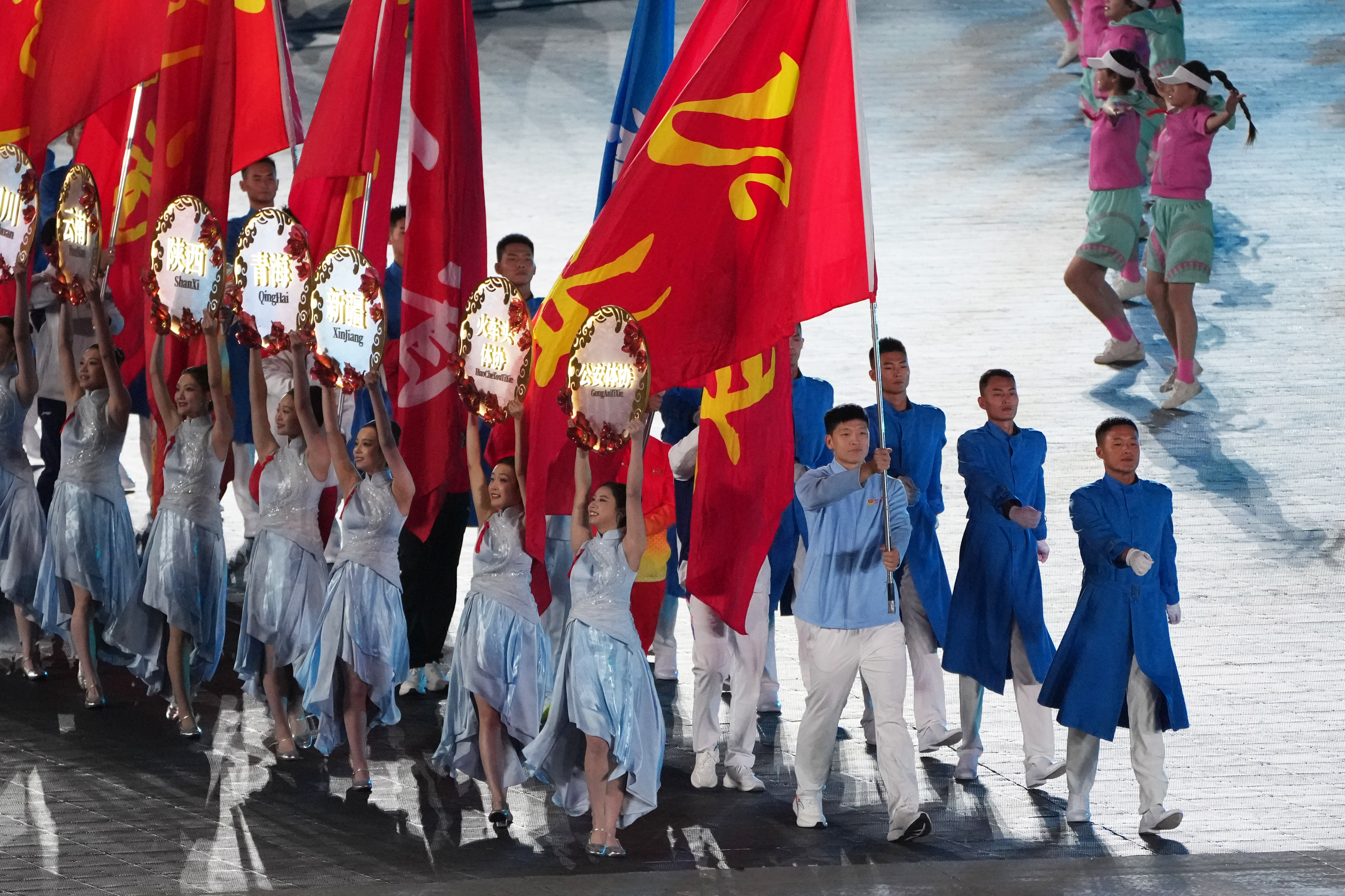 ↑ 参赛团队代表在闭幕式上入场。 新华社记者 连振 摄</p><p style=